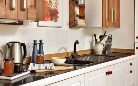 Vine Barn Studio: Cocina, Vajilla, Aparato De Cocina, Mostrador, Mueble, Electrodoméstico, Gabinetes, Botella, Comida