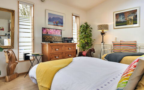 Vine Barn Studio: Mueble, Cama, Diseño De Interiores, Lecho, Habitación, Sábana, Pared, Piso, Suelo, Habitación