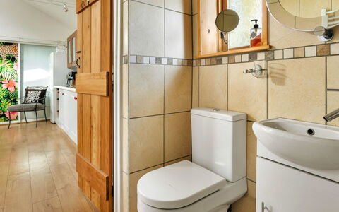Vine Barn Studio: Asiento Del Baño, Arreglo De Tubería, Piso, Baño, Baño, Diseño De Interiores, Suelo, Lavabo, Grifo, Plomería