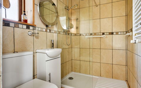 Vine Barn Studio: Arreglo De Tubería, Baño, Piso, Suelo, Diseño De Interiores, Baño, Plomería, Lavabo, Grifo, Ducha