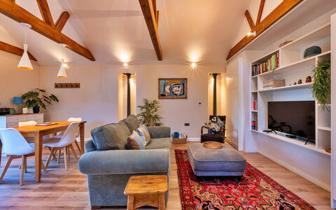 The Asparagus Shed: Mueble, Diseño De Interiores, Piso, Pared, Suelo, Sofá, Madera, Techo, Habitación, Sala