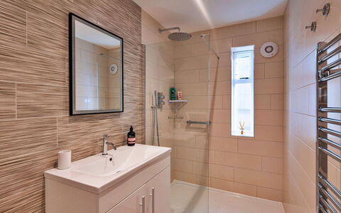 The Asparagus Shed: Baño, Piso, Arreglo De Tubería, Suelo, Pared, Diseño De Interiores, Lavabo Del Baño, Lavabo, Mueble De Baño, Loseta