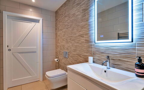 The Asparagus Shed: Diseño De Interiores, Piso, Pared, Arreglo De Tubería, Baño, Suelo, Madera, Mueble De Baño, Espejo, Lavabo