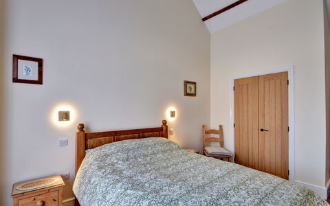 The Owls Rest: Cama, Mueble, Habitación, Pared, Diseño De Interiores, Madera, Techo, Suelo, Lecho, Piso