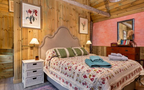 The Potting Shed at Island Hall: Mueble, Cama, Diseño De Interiores, Habitación, Lecho, Sábana, Madera, Techo, Linos, Habitación