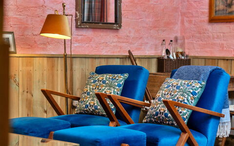 The Potting Shed at Island Hall: Mueble, Azul, Diseño De Interiores, Madera, Textil, Piso, Amortiguar, Suelo, Arrojar La Almohada, Sala