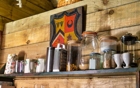 The Potting Shed at Island Hall: Estante, Estantería, Madera, Botella, Cocina, Manchas De Madera, Drinkware, Madera Dura