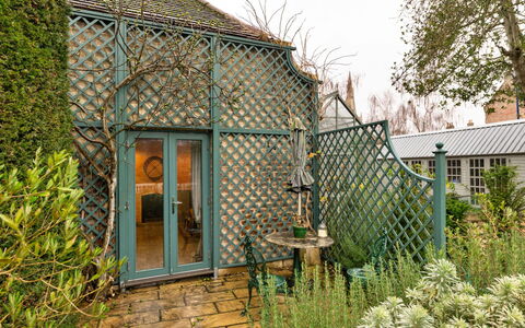 The Potting Shed at Island Hall: Verde, Arbusto, Jardín, Primavera, Cabaña, Sombra, Paisajismo, Yarda, Edificios Del Jardín