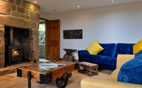 Rough Close Farm Cottage: Mueble, Diseño De Interiores, Piso, Pared, Sofá, Madera, Suelo, Sala, Habitación, Marco