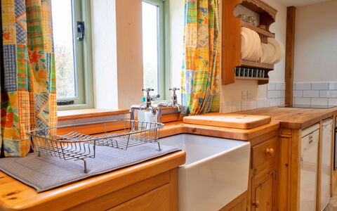 Rough Close Farm Cottage: Cocina, Mostrador, Madera, Gabinetes, Fregadero, Arreglo De Tubería, Diseño De Interiores, Lavabo, Piso, Grifo