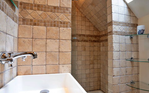 Rough Close Farm Cottage: Pared, Piso, Arreglo De Tubería, Suelo, Baño, Loseta, Diseño De Interiores, Plomería, Grifo, Material Compuesto