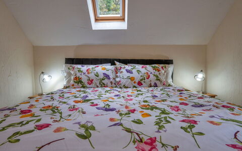 Rough Close Farm Cottage: Habitación, Sábana, Cama, Lecho, Linos, Mueble, Diseño De Interiores, Textil, Habitación, Marco De La Cama