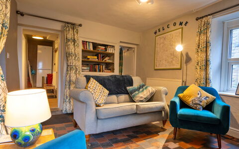 East Bank: Mueble, Diseño De Interiores, Pared, Sofá, Madera, Piso, Sala, Habitación, Suelo, Casa