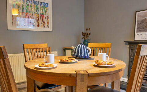 East Bank: Mueble, Diseño De Interiores, Madera, Piso, Mesa, Comedor, Silla, Cocina Y Comedor Mesa, Suelo, Habitación