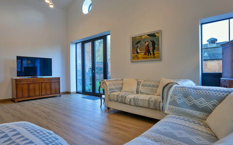 Courtyard View at Longford: Mueble, Diseño De Interiores, Sofá, Piso, Suelo, Pared, Madera, Habitación, Techo, Sala
