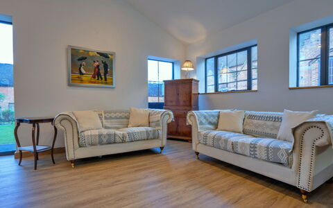 Courtyard View at Longford: Mueble, Sofá, Diseño De Interiores, Piso, Madera, Suelo, Sala, Suelos De Madera, Habitación