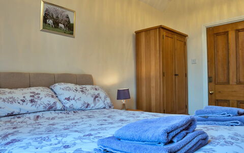 South Lodge at Longford: Cama, Mueble, Pared, Habitación, Madera, Sábana, Diseño De Interiores, Lecho, Suelo, Piso