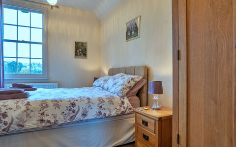 South Lodge at Longford: Cama, Lecho, Habitación, Mueble, Sábana, Pared, Madera, Diseño De Interiores, Suelo, Piso