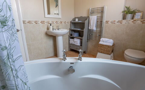 House on the Green: Baño, Arreglo De Tubería, Diseño De Interiores, Piso, Suelo, Bañera, Grifo, Plomería, Habitación, Lavabo Del Baño