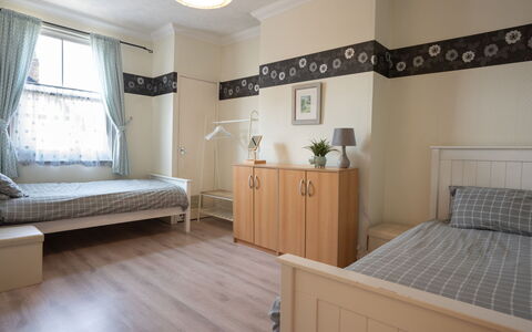 House on the Green: Mueble, Diseño De Interiores, Cama, Suelo, Piso, Habitación, Pared, Madera, Habitación, Suelos De Madera