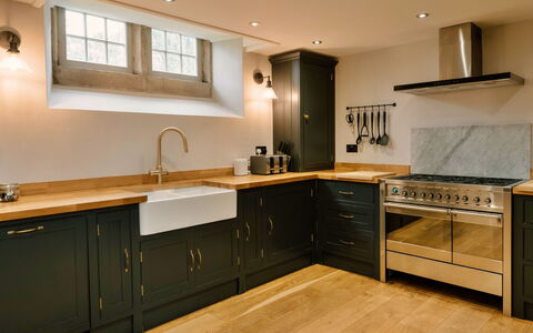 Heather View Chapel: Cocina, Mostrador, Gabinetes, Aparato De Cocina, Piso, Madera, Diseño De Interiores, Electrodoméstico, Mueble, Estufa De Cocina