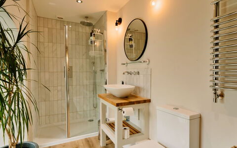 Heather View Chapel: Arreglo De Tubería, Diseño De Interiores, Baño, Piso, Suelo, Lavabo Del Baño, Lavabo, Baño, Grifo, Plomería