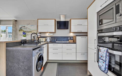 Osprey Court 1: Piso, Electrodoméstico, Diseño De Interiores, Suelo, Lavadora, Techo, Secadora De Ropa, Electrodoméstico, Cocina, Mostrador