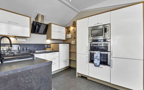Osprey Court 1: Cocina, Mostrador, Gabinetes, Madera, Diseño De Interiores, Piso, Electrodoméstico, Aparato De Cocina, Electrodoméstico, Techo