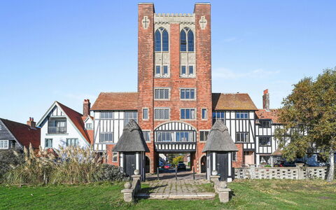 Arc Thorpeness: Edificio, Ventana, Fachada, Enladrillado, Ladrillo, Inmuebles, Ventana De Guillotina, Suburbio, Mansión, Yarda