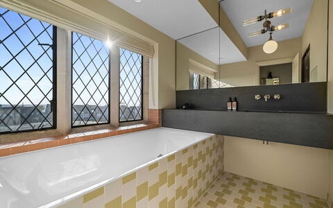 Arc Thorpeness: Pared, Piso, Diseño De Interiores, Bañera, Suelo, Techo, Arreglo De Tubería, Baño, Loseta, Plomería