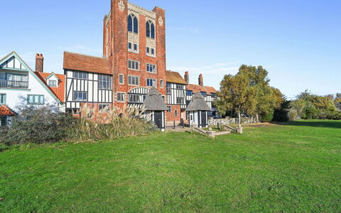 Arc Thorpeness: Cielo, Hierba, Edificio, Fachada, Arbusto, Paisaje, El Terreno Del Lote, Inmuebles, Enladrillado, Césped