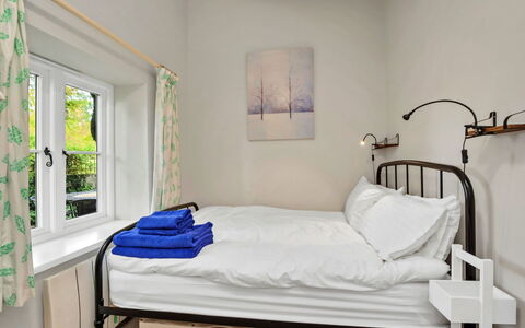 The Pottage: Cama, Mueble, Habitación, Diseño De Interiores, Lecho, Sábana, Suelo, Madera, Linos, Piso