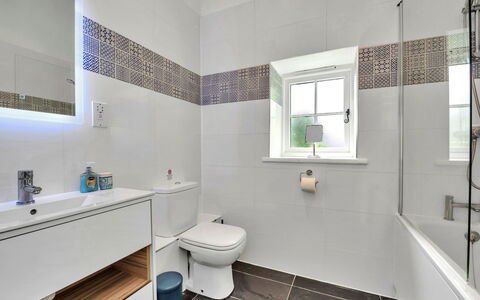The Pottage: Baño, Diseño De Interiores, Piso, Arreglo De Tubería, Pared, Suelo, Baño, Asiento Del Baño, Loseta, Grifo