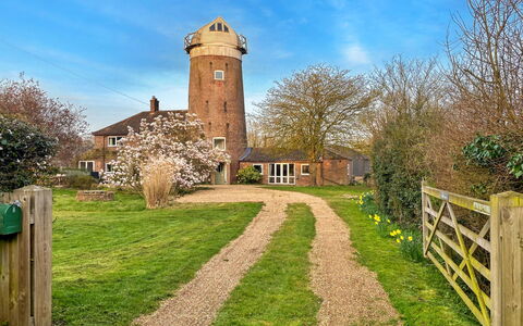The Old Windmill: Hierba, Arbusto, Casa, Paisaje, Área Rural, El Terreno Del Lote, Cabaña, Torre