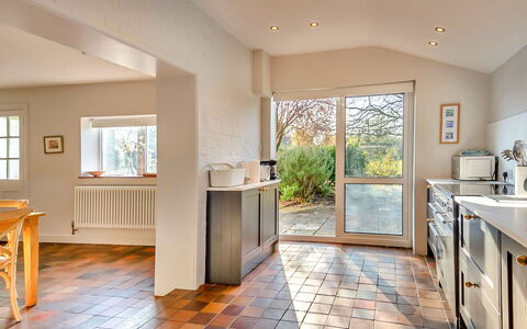 The Old Windmill: Piso, Diseño De Interiores, Pared, Suelo, Mostrador, Cocina, Madera, Techo, Mueble, Gabinetes