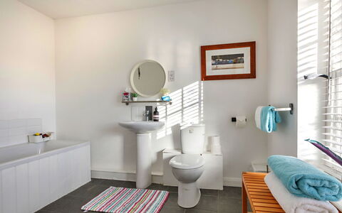 The Chapel: Asiento Del Baño, Baño, Arreglo De Tubería, Piso, Baño, Diseño De Interiores, Suelo, Lavabo, Lavabo Del Baño, Grifo