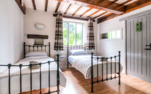 Town End Barn: Cama, Habitación, Mueble, Lecho, Sábana, Madera, Diseño De Interiores, Marco De La Cama, Linos, Suelo