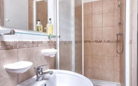 Town End Barn: Arreglo De Tubería, Diseño De Interiores, Lavabo Del Baño, Suelo, Piso, Baño, Lavabo, Baño, Habitación, Techo