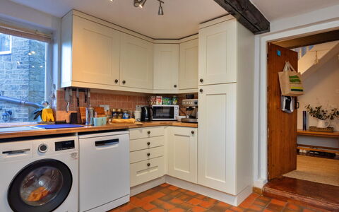 Ingersley Cottage: Aparato De Cocina, Electrodoméstico, Cocina, Piso, Mostrador, Madera, Diseño De Interiores, Gabinetes, Suelo, Electrodoméstico