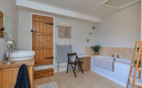 Ingersley Cottage: Piso, Diseño De Interiores, Arreglo De Tubería, Suelo, Plomería, Grifo, Baño, Mueble, Mueble De Baño, Habitación