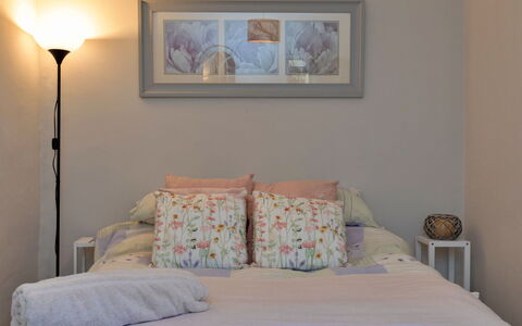 Ingersley Cottage: Cama, Mueble, Lecho, Habitación, Diseño De Interiores, Sábana, Pared, Linos, Habitación, Amortiguar