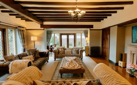 Greenacres: Mueble, Diseño De Interiores, Madera, Techo, Piso, Casa, Suelo, Sofá, Encendiendo, Sala