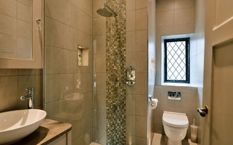 Greenacres: Baño, Diseño De Interiores, Arreglo De Tubería, Piso, Pared, Suelo, Baño, Loseta, Espejo, Casa