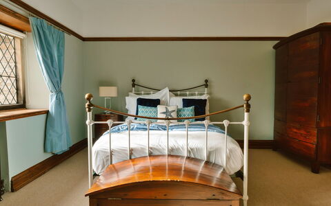 Greenacres: Mueble, Diseño De Interiores, Cama, Habitación, Pared, Madera, Lecho, Sábana, Piso, Techo