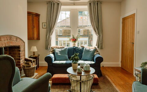 2 Haywood View: Mueble, Diseño De Interiores, Piso, Madera, Sofá, Suelo, Sala, Mesa, Textil, Habitación
