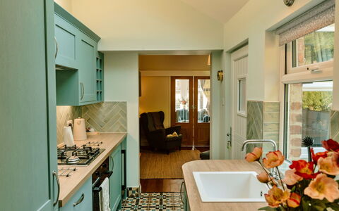 2 Haywood View: Cocina, Diseño De Interiores, Mostrador, Mueble, Piso, Gabinetes, Madera, Aparato De Cocina, Suelo, Techo
