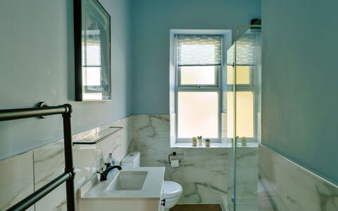 2 Haywood View: Pared, Piso, Diseño De Interiores, Arreglo De Tubería, Suelo, Baño, Plomería, Casa, Material Compuesto, Loseta