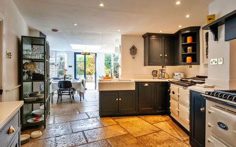 Morley House: Mueble, Piso, Diseño De Interiores, Madera, Gabinetes, Suelo, Cocina, Mostrador, Encendiendo, Casa