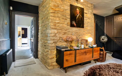Morley House: Mueble, Pared, Piso, Diseño De Interiores, Madera, Suelo, Techo, Encendiendo, Lámpara, Sala