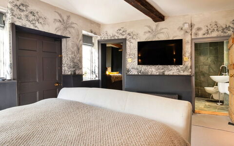Morley House: Pared, Habitación, Diseño De Interiores, Madera, Sábana, Cama, Mueble, Lecho, Encendiendo, Piso